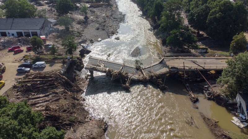 Völlig zerstört ist diese Brücke über die Ahr in Ahrweiler nach der Flutkatastrophe. Das Hochwasser hat gravierende Schwächen im Warnsystem der Behörden ans Tageslicht gebracht.