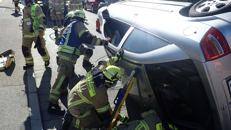 Die Feuerwehr richtete den Wagen wieder auf, sodass sich der Fahrer befreien konnte.