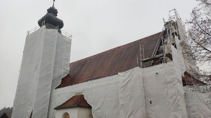 Komplett verhüllt ist die Kirche momentan. Im nächsten Jahr sollen die Arbeiten abgeschlossen werden und am 30. April kommt dann Bischof Rudolf Voderholzer nach Patersdorf.