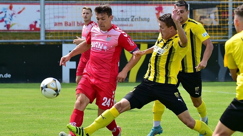 Die DJK Vilzing (gelbe Trikots, hier Christian Kufner) bezwang auch den starken TSV Aubstadt und führt nun als Aufsteiger die Regionalliga Bayern an.