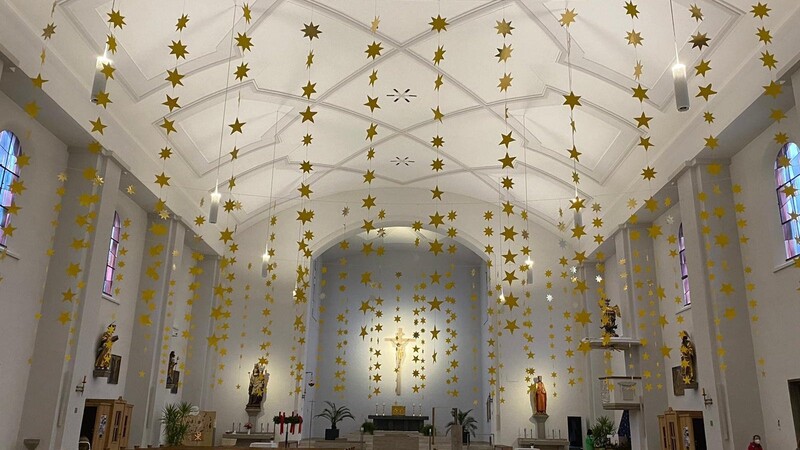800 Sterne in der Pfarrkirche St. Michael.