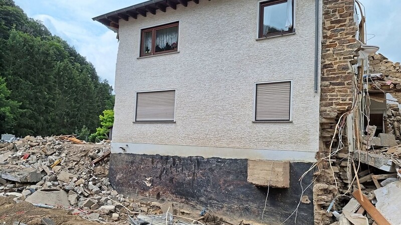 An diesem Haus im Ahrtal ist eine Seite abgerissen. Ein Waschbecken (rechts) und Versorgungsleitungen sind noch zu sehen.