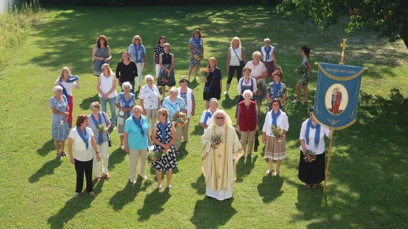 Der Gaindorfer Frauen- und Mütterverein feierte mit Pfarrer Peter König einen Gottesdienst unter freiem Himmel anlässlich seines Hauptfestes.