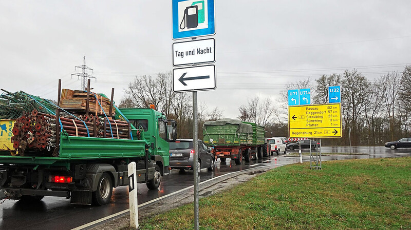 Insbesondere durch Traktoren und Lastwägen kommt es beim Einfahren von der Staatsstraße 2146 in die Bundesstraße zu Warteschlangen.