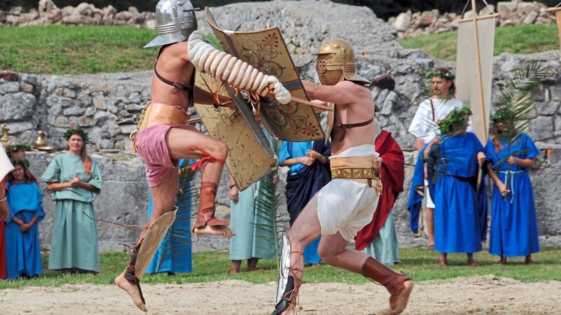 Bei Römer-Festivals zählen nachgestellte Gladiatoren-Kämpfe zu den großen Attraktionen. In der römischen Antike waren sie grausamer, blutiger Ernst.