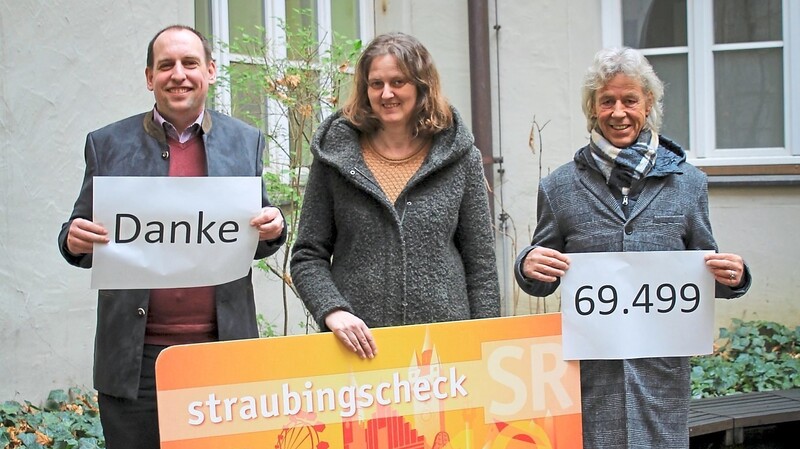 Amtsleiter Matthias Reisinger, Andrea Schindler, Hauptverantwortliche Straubingscheck, und Thomas Bräuherr (v.l.) freuen sich über den Erfolg.