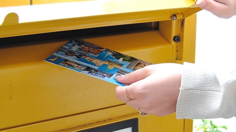 Pro Woche haben Zusteller der Deutschen Post rund 50 bis 60 Postkarten im Stadtgebiet dabei.