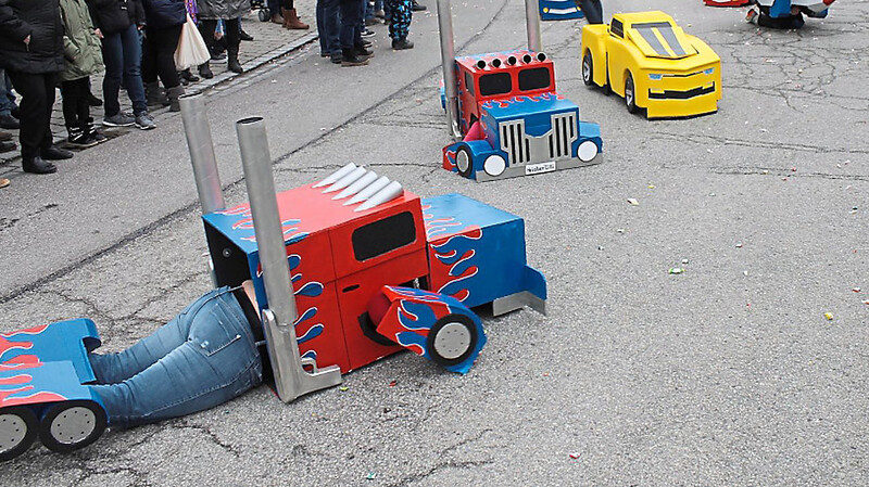 Tosenden Applaus erhielten die Transformers, als sie sich vom Robotermenschen in ein Fahrzeug verwandelten.