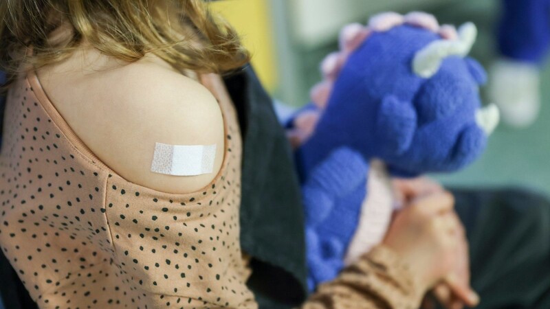 Ein Pflaster klebt auf den Arm eines siebenjähriges Mädchens, nachdem es gegen das Covid19-Virus geimpft wurde. (Symbolbild)