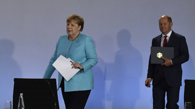 Bundeskanzlerin Angela Merkel (CDU) und Bundesfinanzminister Olaf Scholz (SPD) äußern sich nach der Einigung vor der Presse.