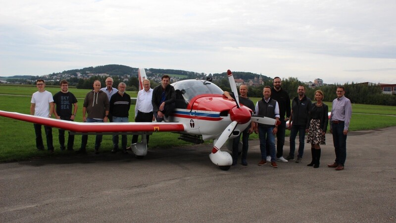 Die Mitglieder des Segelflug-Sportvereins und die beiden Geschäftsführer des Autohauses Zehder mit dem generalüberholten Motorflugzeug.