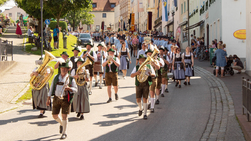 Den offiziellen Auftakt zum Volksfest in der Marktgemeinde bildet am Samstag, 3. Juni, das Anzapfen durch Schirmherrn Landrat Peter Dreier und der anschließende Auszug zum Volksfestplatz.