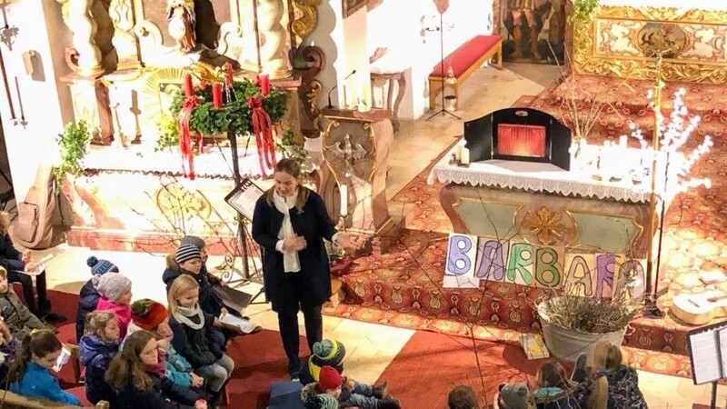 Eine fröhliche und adventliche halbe Stunde erlebten die Kinder in der Kirche Sankt Othmar.