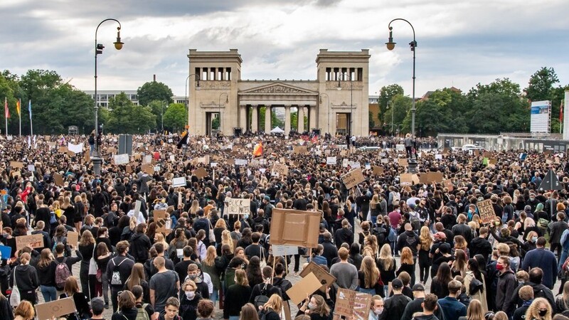 Mehrere Tausend Menschen demonstrieren am Samstag in München gegen Rassismus. Auch hierzulande ist Rassismus bei der Polizei ein Problem.