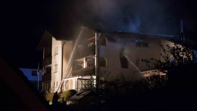 Bei einem Brand in Moosthenning im Landkreis Dingolfing-Landau wurde eine 91-Jährige lebensgefährlich verletzt.