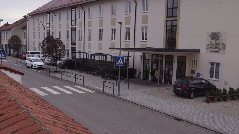 Grundschule Vilsbiburg: Unter dem Vordach (Bildmitte) stehen Fahrräder. Außerdem gibt es Autoparkplätze fürs Personal.