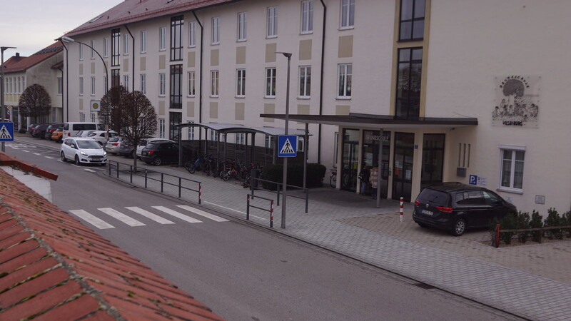 Grundschule Vilsbiburg: Unter dem Vordach (Bildmitte) stehen Fahrräder. Außerdem gibt es Autoparkplätze fürs Personal.
