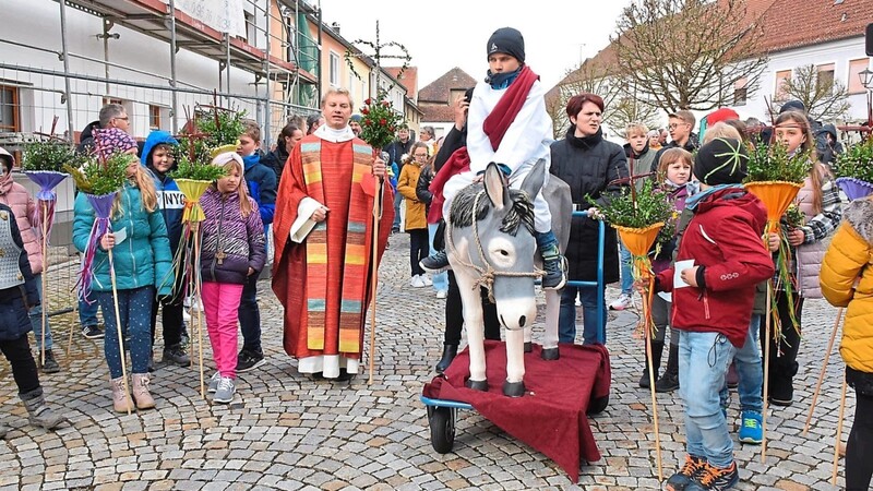 Heuer war es das Kommunionkind Leon Rötzer, der als Jesus auf dem Esel in die Stadtpfarrkirche einziehen durfte, begleitet von Helena Hohenstatt als Wache.