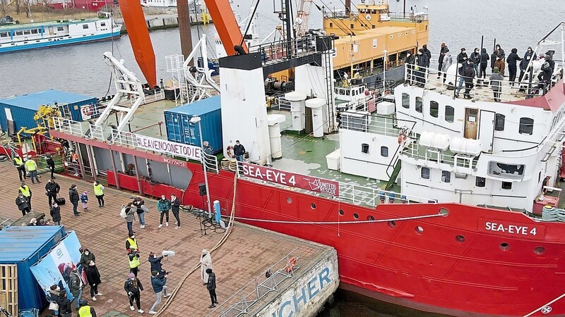 Das vierte Rettungsschiff der Seenotrettungsorganisation Sea-Eye soll im Frühjahr seinen Einsatz im Mittelmeer starten. In Rostock wurde die "Sea-Eye 4" jetzt getauft.