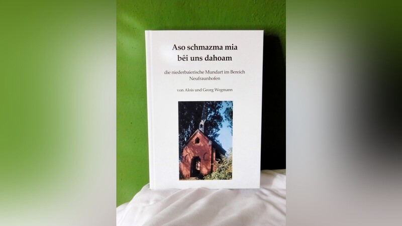 Die Titelseite des Buches, das einen umfangreichen Einblick in den lokalen Dialekt und Geschichten rund um Neufraunhofen bietet.