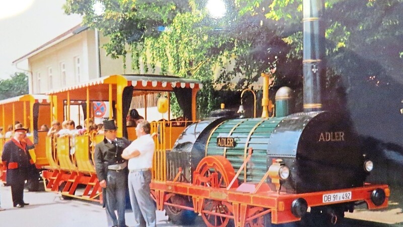 An den ostbayerischen Eisenbahnknotenpunkt Geiselhöring erinnerte ein historischer Zug.