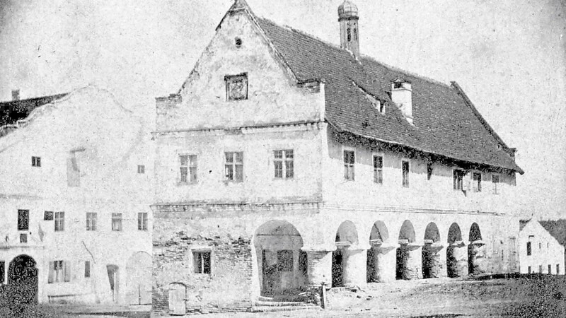Am Vorplatz des Apolls erinnern die Granitsäulen an den Standort des ersten Veldener Rathauses (bis 1862) mit Arrestzelle, Fleischbank und Feuerlöschgeräten.