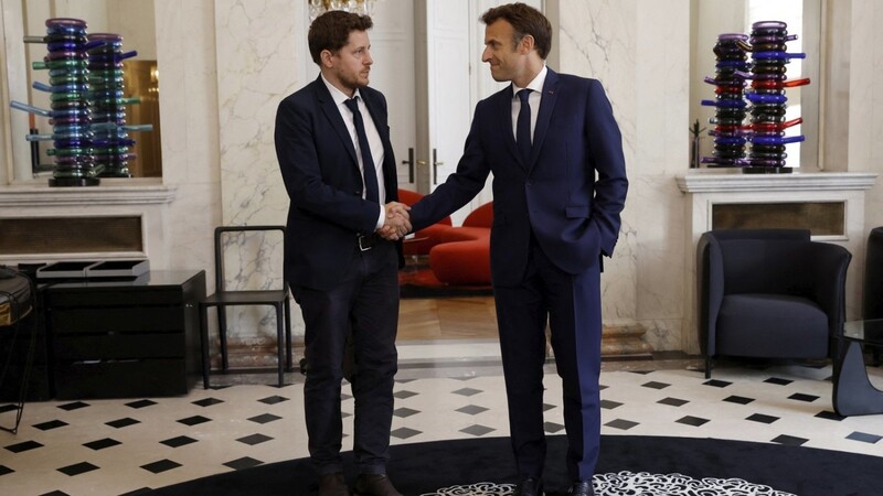 Emmanuel Macron, Präsident von Frankreich, reicht Julien Bayou, Parteichef der Ökologiepartei Europe-Ecologie Les Verts (EELV) und Parlamentsabgeordneten, die Hand nach ihrem Treffen im Elysee-Palast.