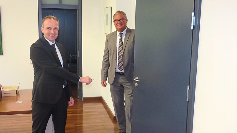 Symbolische Übergabe mit Abstand: Armin Grassinger erhielt den Schlüssel für sein Büro vom Vorgänger Josef Pellkofer überreicht