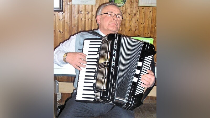 Der "Schmied-Alfons" mit seiner "Harmonie" beim Musikantenstammtisch.