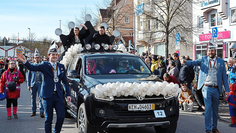2020 fand der letzte Mainburger Faschingsumzug statt. Das Prinzenpaar grüßte vom Auto-Thron.