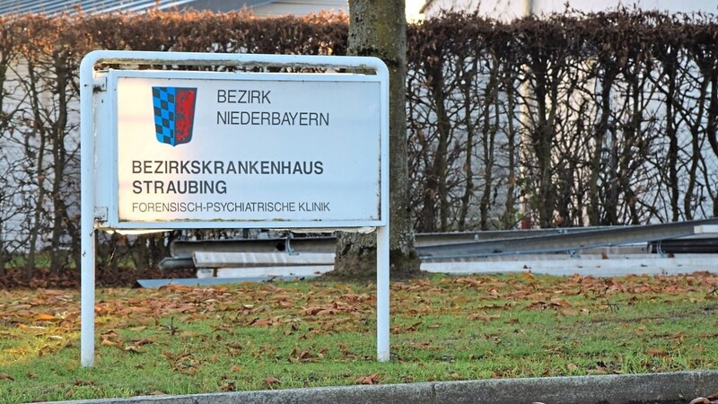 Das Schild an der Einfahrt zum Bezirkskrankenhaus in Lerchenhaid. Seit 1. Februar 2020 sind dort auch Suchtkranke untergebracht.