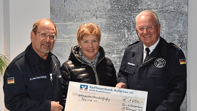 Liedertafel-Vorsitzende Hilde Seidl überreichte den Spendenscheck an Wolfgang Wagner (rechts) und Dr. Anton Freilinger von "Navis".