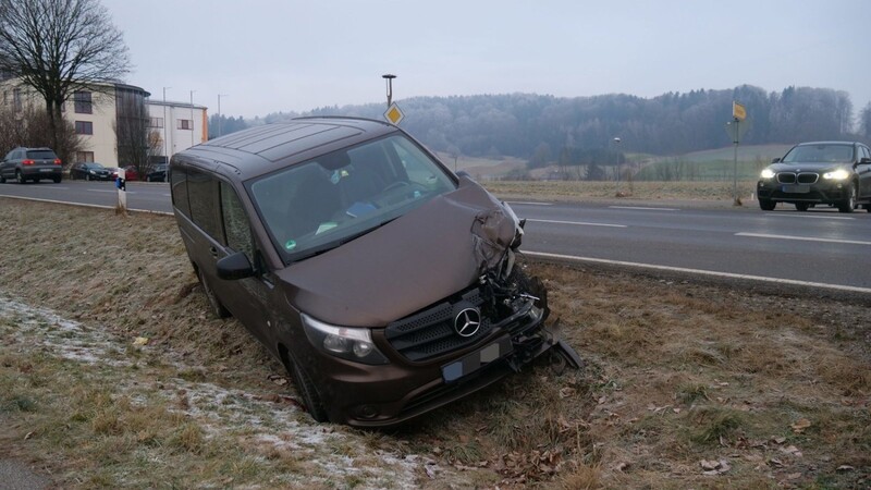 Bei einem Wendemanöver nahe Reut sind am 22. Dezember zwei Autos zusammengestoßen.