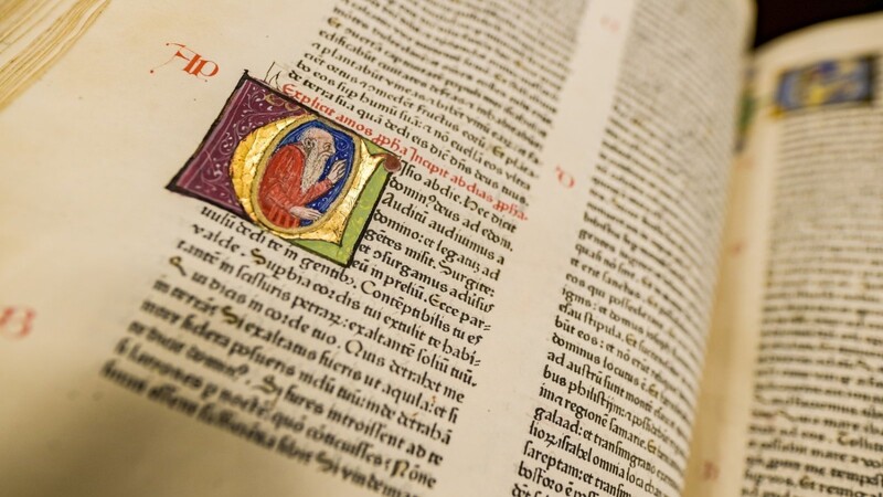 Ein Band einer Bibel aus Gutenbergs Druckpresse.