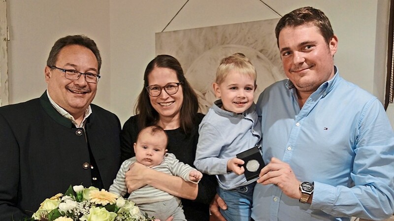 Bürgermeister Markus Baierl gratulierte der Familie.