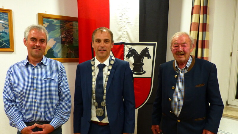 Bürgermeister Anton Maier (Mitte) mit seinen beiden Stellvertretern Peter Hauer (rechts) und Andreas Kronseder.