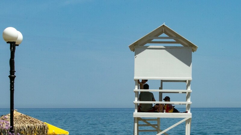 Ein Strand auf der Urlaubsinsel Kreta. Dorthin zu gelangen, wird künftig wegen der Einstufung als Risikogebiet schwieriger. (Symbolbild)