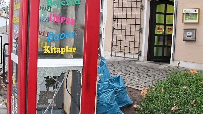 Zerborstene Scheiben, verbrannte Bücher: Die öffentliche Bücherei des Kulturverein ist zerstört.