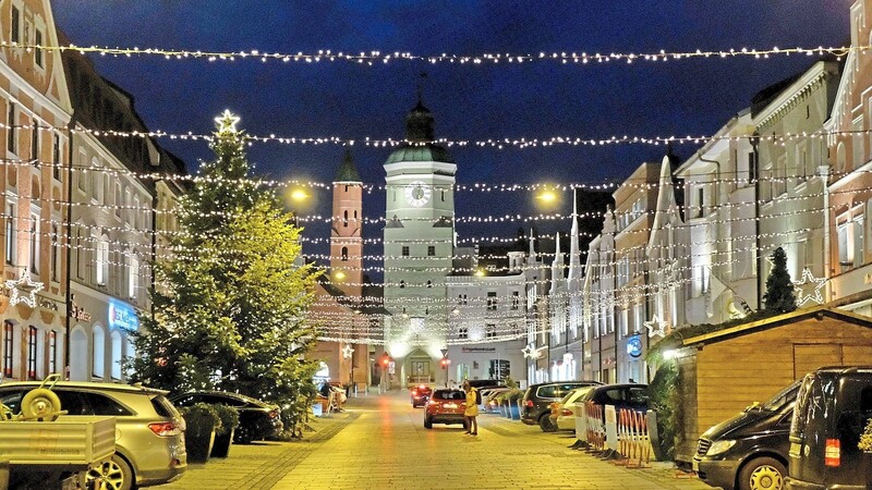 Am Stadtplatz in Vilsbiburg leuchten bis 20 Uhr die LED-Lichterketten und -sterne. Danach schaltet die Stadt ab und spart Strom.