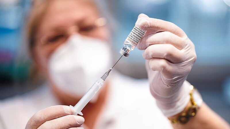 Der Novavax-Impfstoff ist in dieser Woche in Regensburg angekommen. Geimpft werden können damit Menschen, die im medizinischen Bereich oder in Pflegeberufen arbeiten und mindestens 18 Jahre alt sind.