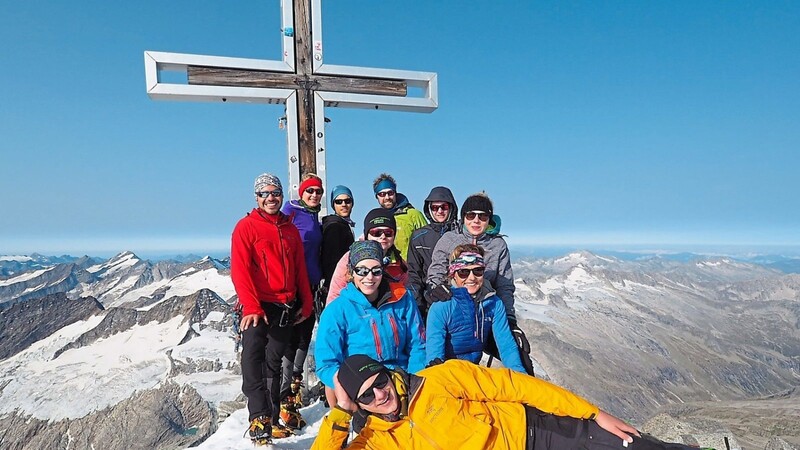 Zehn Mitglieder der Alpenvereinssektion Mainburg genossen am vergangenen Wochenende die grandiose Aussicht auf dem Gipfel des Großvenedigers.