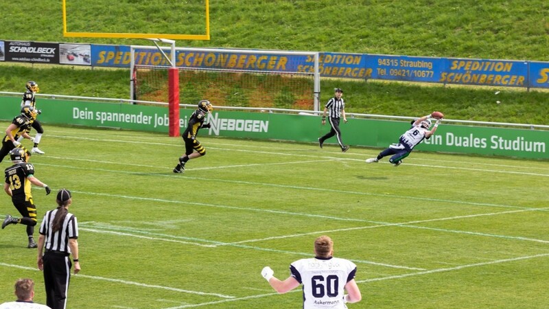 Alex Biebl von den Straubing Spiders fängt den Football in der Endzone und sorgt für einen Touchdown.