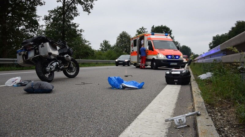 Unfall am Donnerstagmittag auf der A93 zwischen Aiglsbach und Elsendorf in Fahrtrichtung Regensburg. Dabei wurde ein Motorradfahrer schwer verletzt.