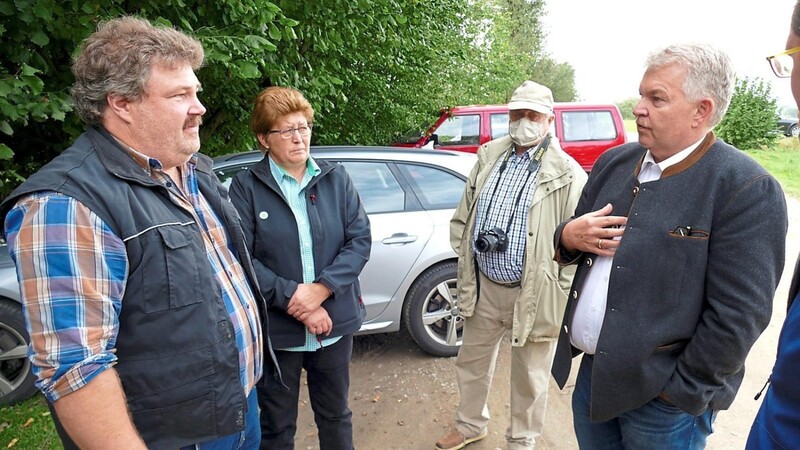 Auch nach dem offiziellen Gespräch stellte sich Amtsleiter Bittlmayer (Zweiter von rechts) dem Gespräch mit den betroffenen Landwirten.