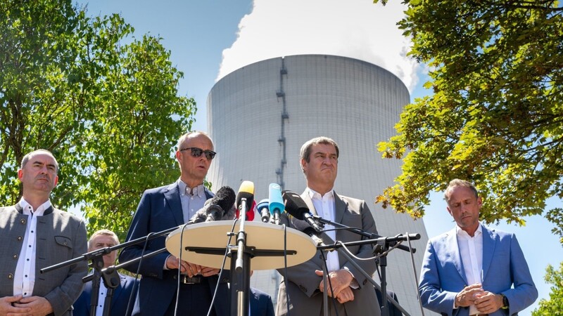 Wirtschaftsminister Hubert Aiwanger (v.l.), CDU-Bundesvorsitzender Friedrich Merz, Ministerpräsident Markus Söder und Umweltminister Thorsten Glauber besuchten kürzlich das Kernkraftwerk Isar 2.