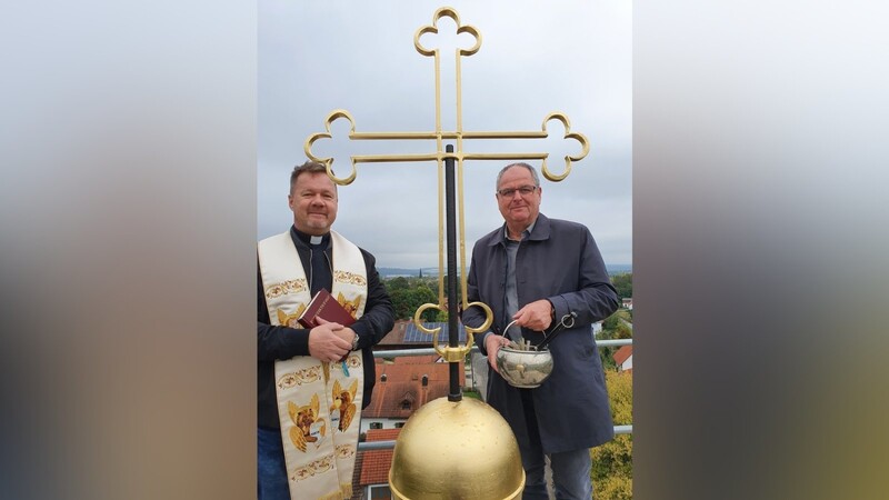 Pfarrer Höllmüller und sein "Ministrant" Bürgermeister Klaus in luftiger Höhe über der Gemeinde.