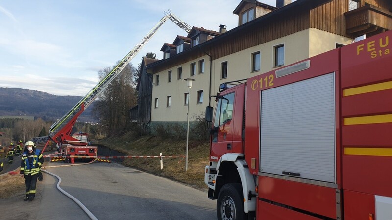 Die Feuerwehr im Einsatz bei einem Dachstuhlbrand in Frauenau.