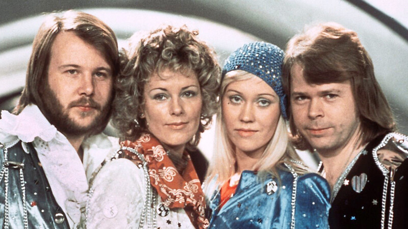 Wer sich für ein Gruppenkostüm entscheidet und beispielsweise die schwedische Pop-Gruppe ABBA besonders gut nachstellt, hat auf dem Schlagerball Chancen auf einen Preis.