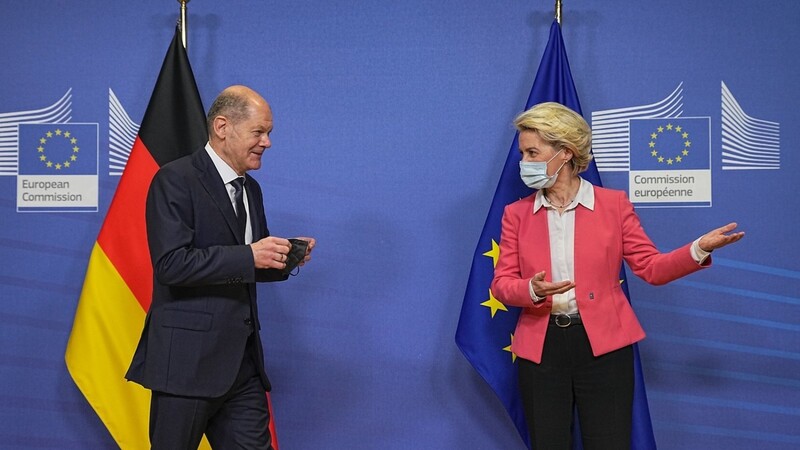 Die Präsidentin der Europäischen Kommission Ursula von der Leyen begrüßt Bundeskanzler Olaf Scholz bei seinem Besuch in Brüssel.