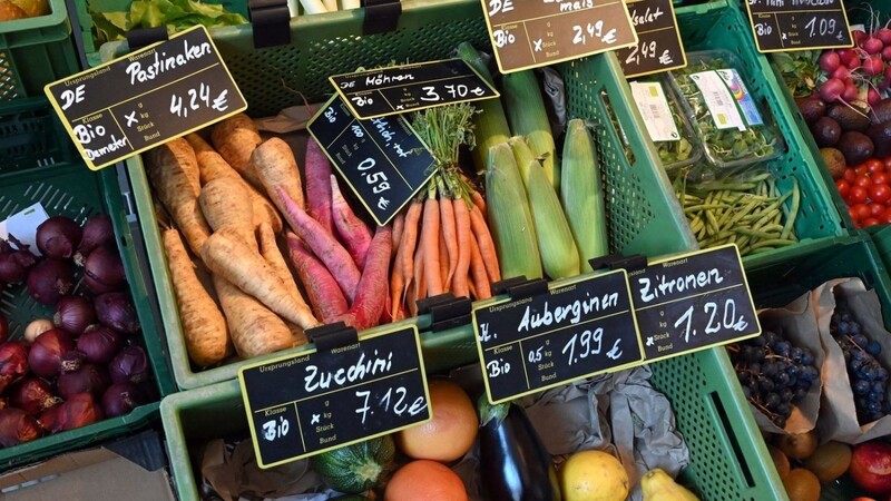 Regionales Bio-Gemüse wird in einem Laden verkauft.